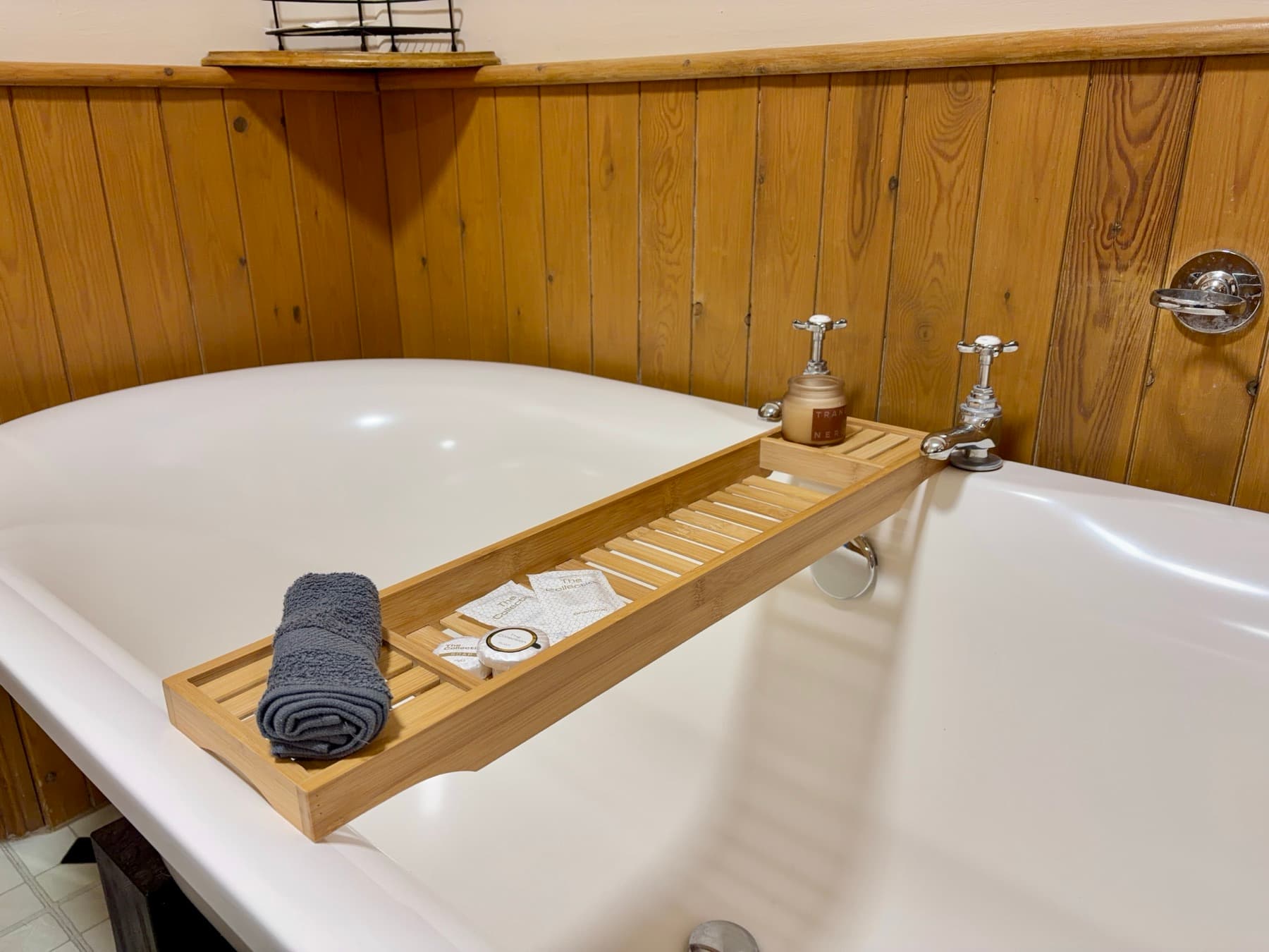 Freestanding bath with spa amenities
